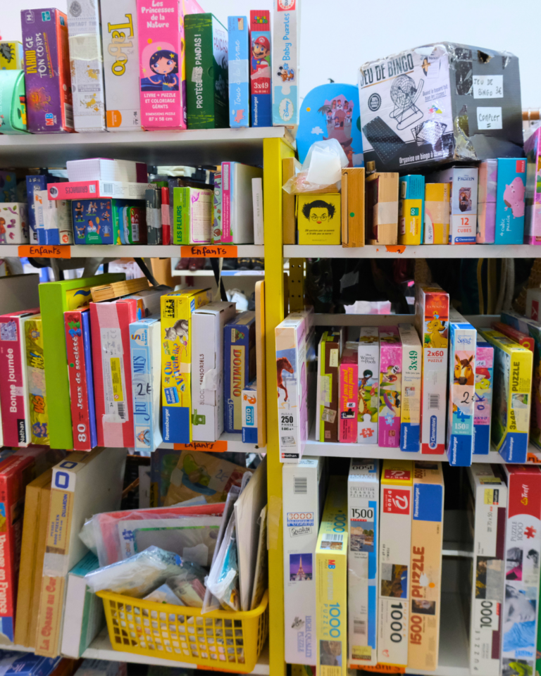 ressourcerie-largentri-argenteuil-bricolage-vaisselle-mercerie-jeux-jouets-bagagerie-livres-informatique-hifi-DVD-bijoux-linge-de-maison-mercerie-vetements (12)