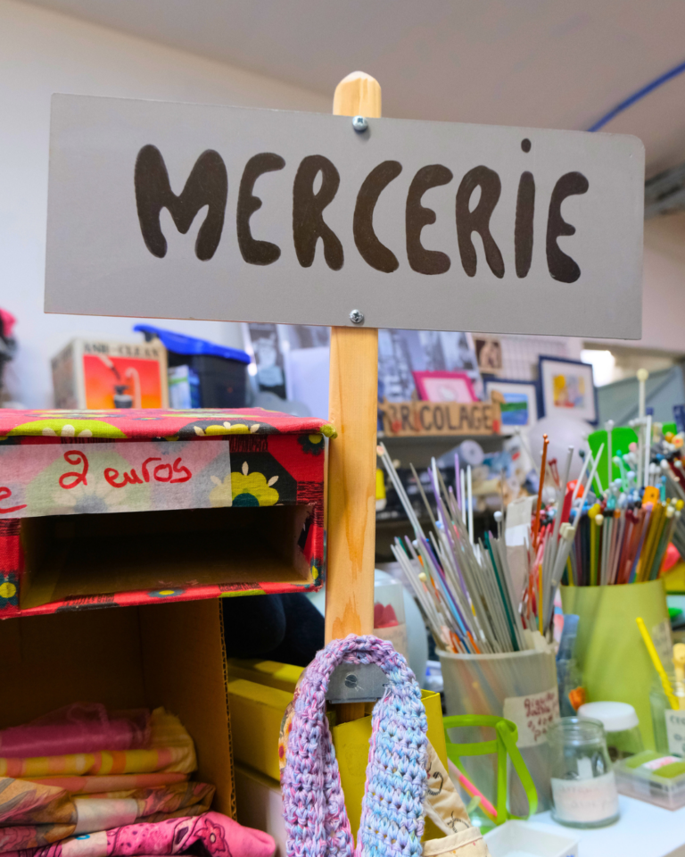 ressourcerie-largentri-argenteuil-bricolage-vaisselle-mercerie-jeux-jouets-bagagerie-livres-informatique-hifi-DVD-bijoux-linge-de-maison-mercerie-vetements (13)