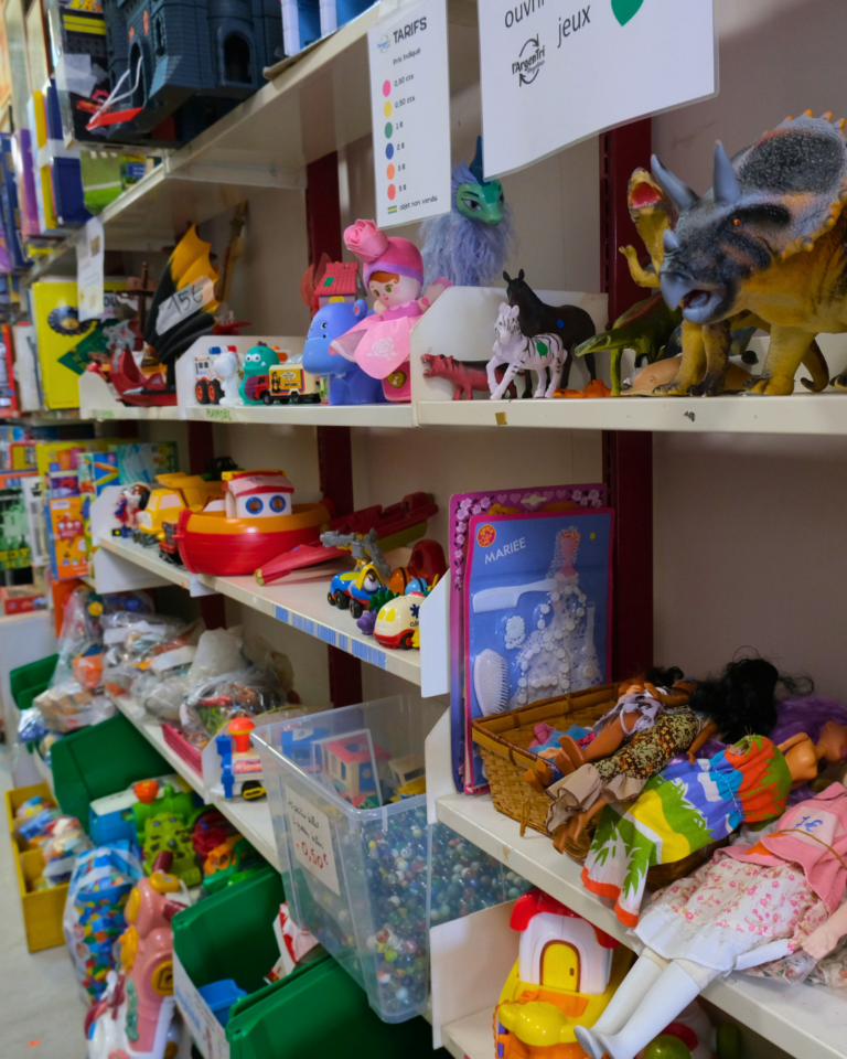 ressourcerie-largentri-argenteuil-bricolage-vaisselle-mercerie-jeux-jouets-bagagerie-livres-informatique-hifi-DVD-bijoux-linge-de-maison-mercerie-vetements (8)