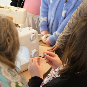 ressourcerie-largentri-atelier-de-sensibilisation-creatfs-electrique-reparation-couture-reemploi-zero-dechet (8)